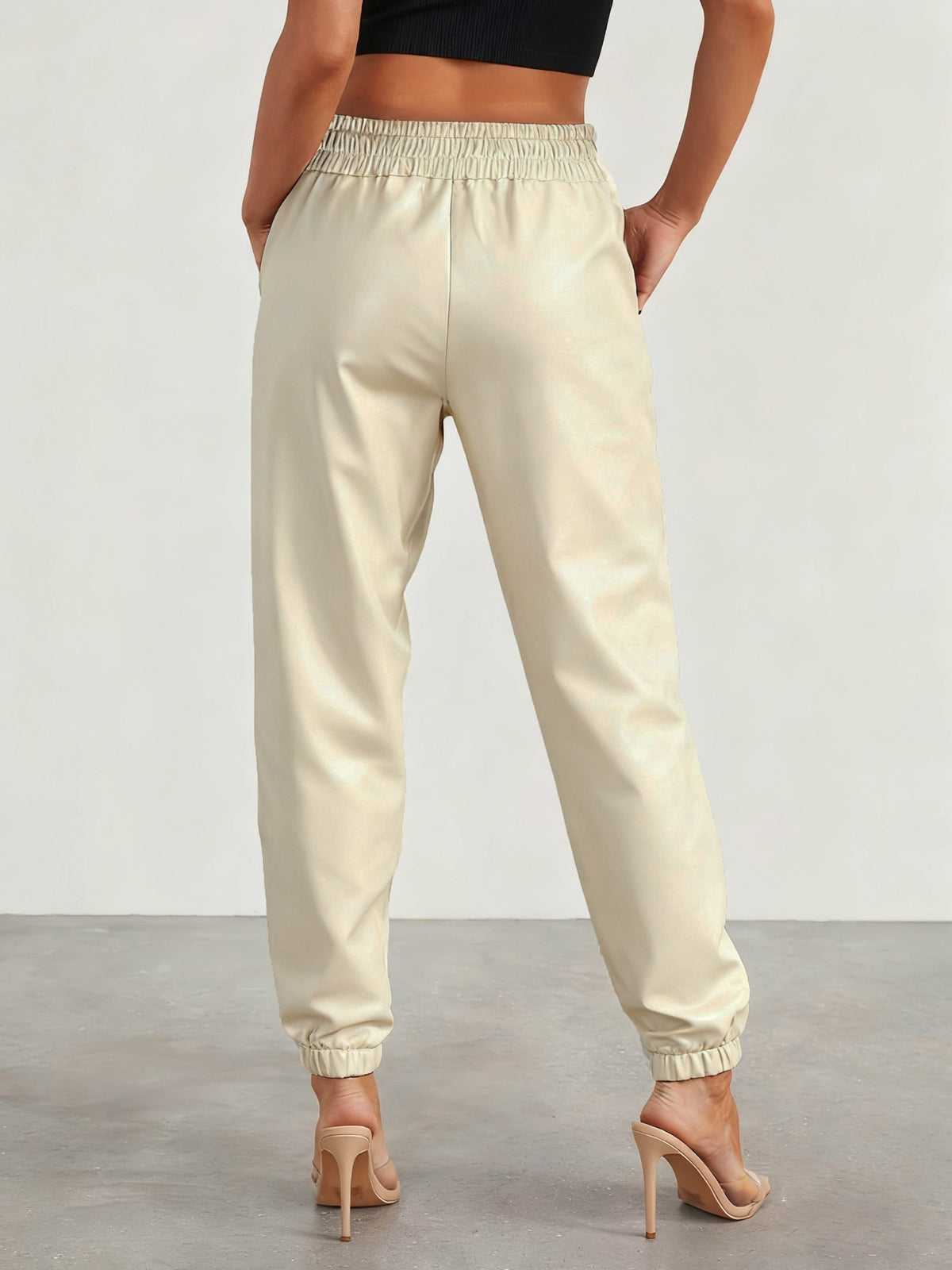 Pantalon aspect cuir à taille et chevilles élastiquées — Amielle Paris