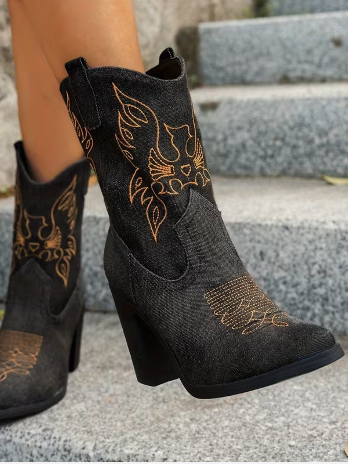 Bottines western en denim brodé Avessa — Amielle Paris