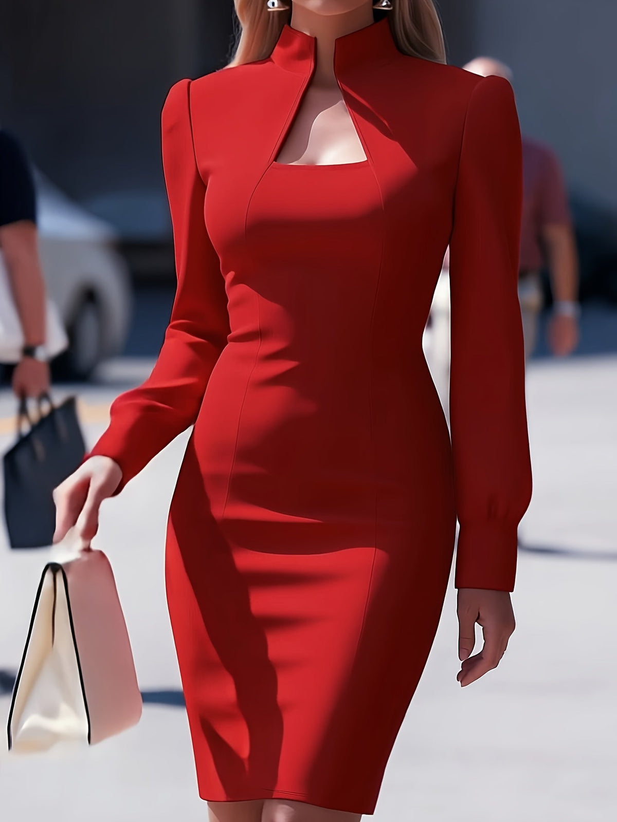 Robe courte ajustée à col haut et découpe — Amielle Paris