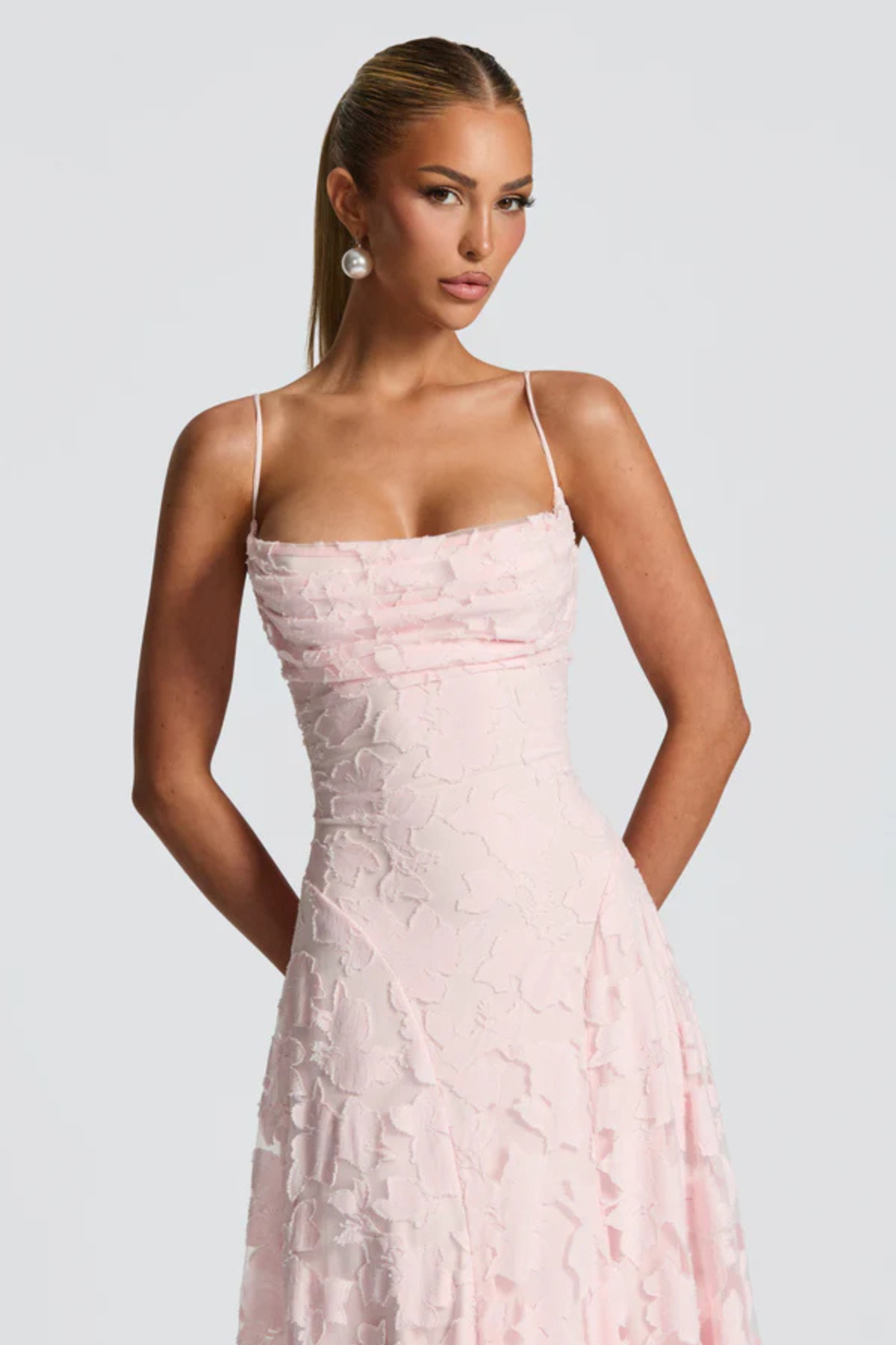 Violaine — Robe longue à fleurs en relief — Amielle Paris