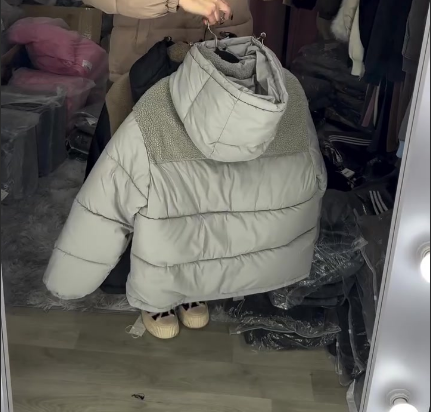 Amelia — Veste à capuche et empiècements contrastants — Amielle Paris