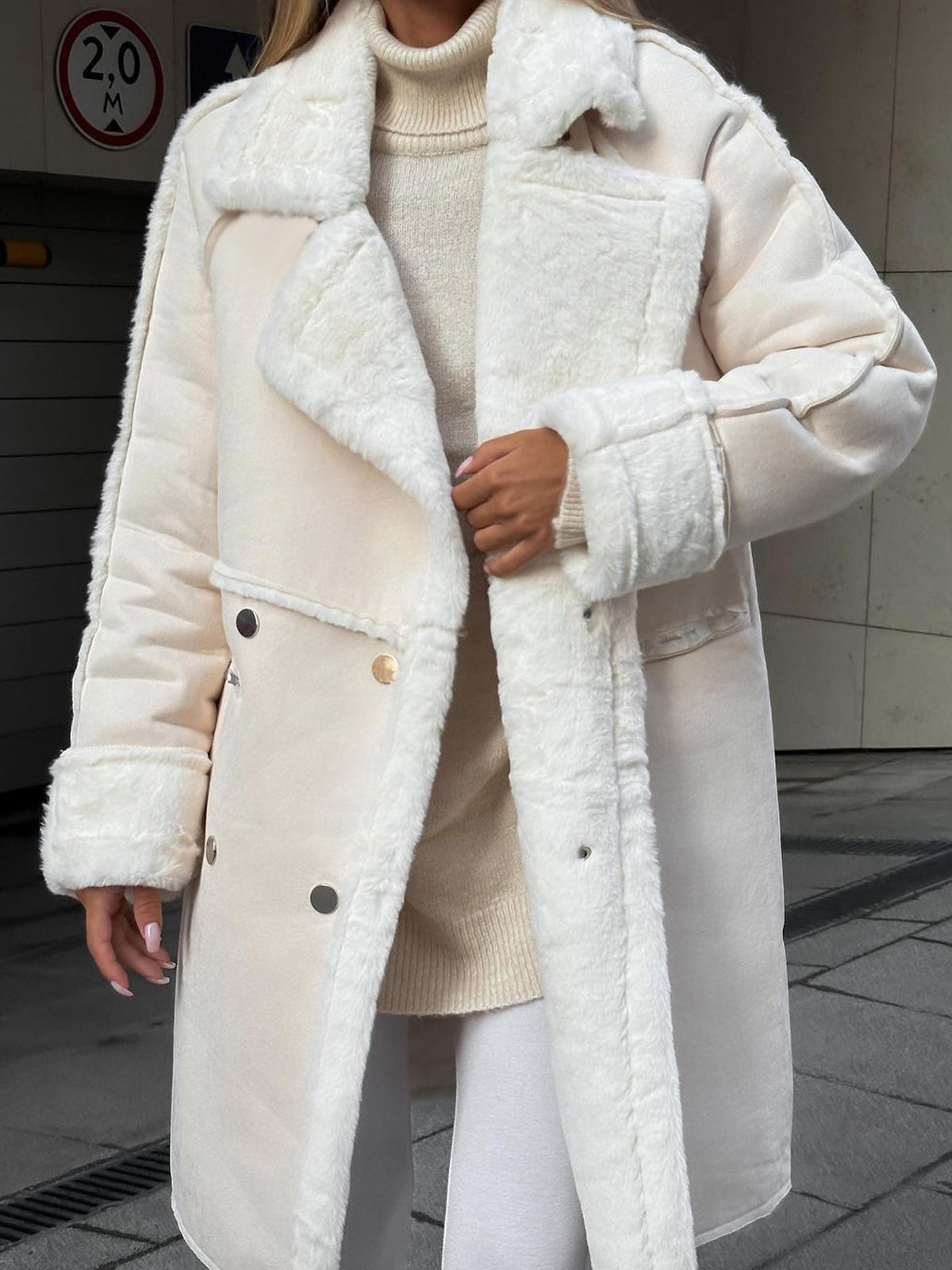 Manteau croisé en fausse fourrure effet mouton — Amielle Paris