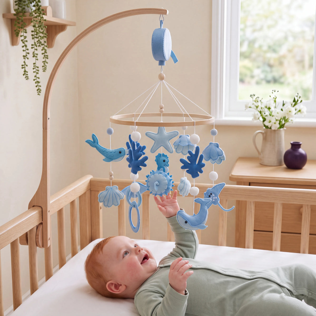 Mobile bébé en feutrine et perles de bois — vue 1