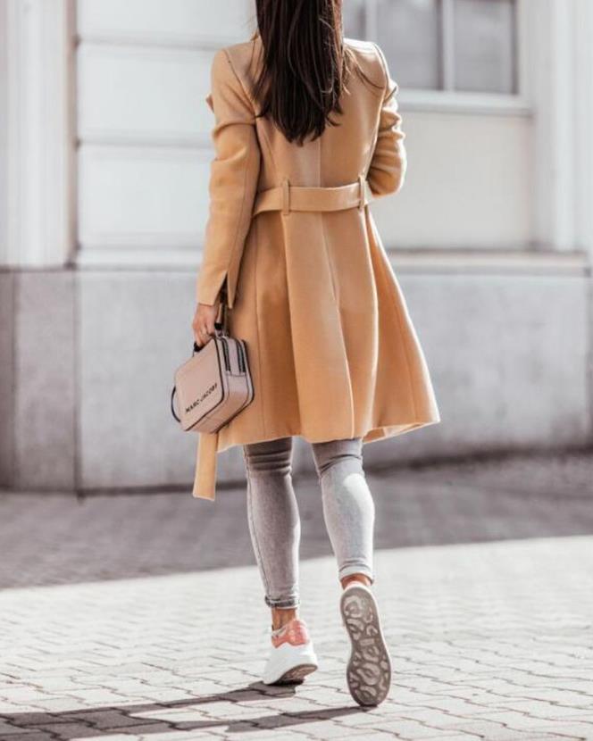 Manteau long à patte boutonnée et ceinture — Amielle Paris