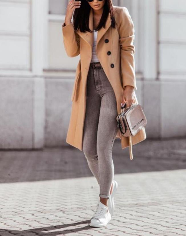 Manteau long à patte boutonnée et ceinture — Amielle Paris