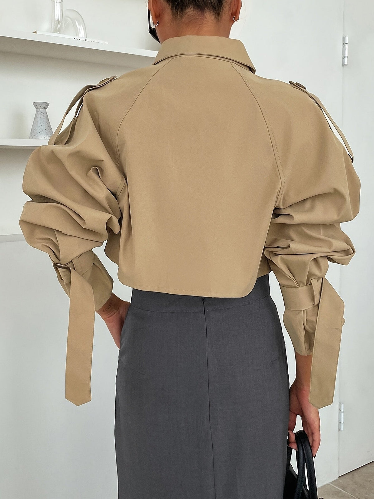 Yasmin — Trench court boutonné à large col — Amielle Paris