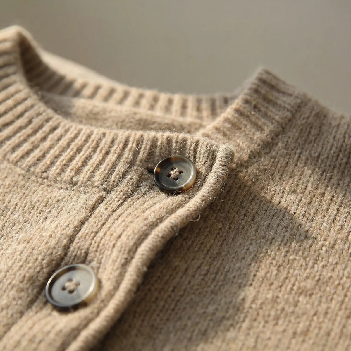 Marina — Cardigan à boutonnage asymétrique — Amielle Paris