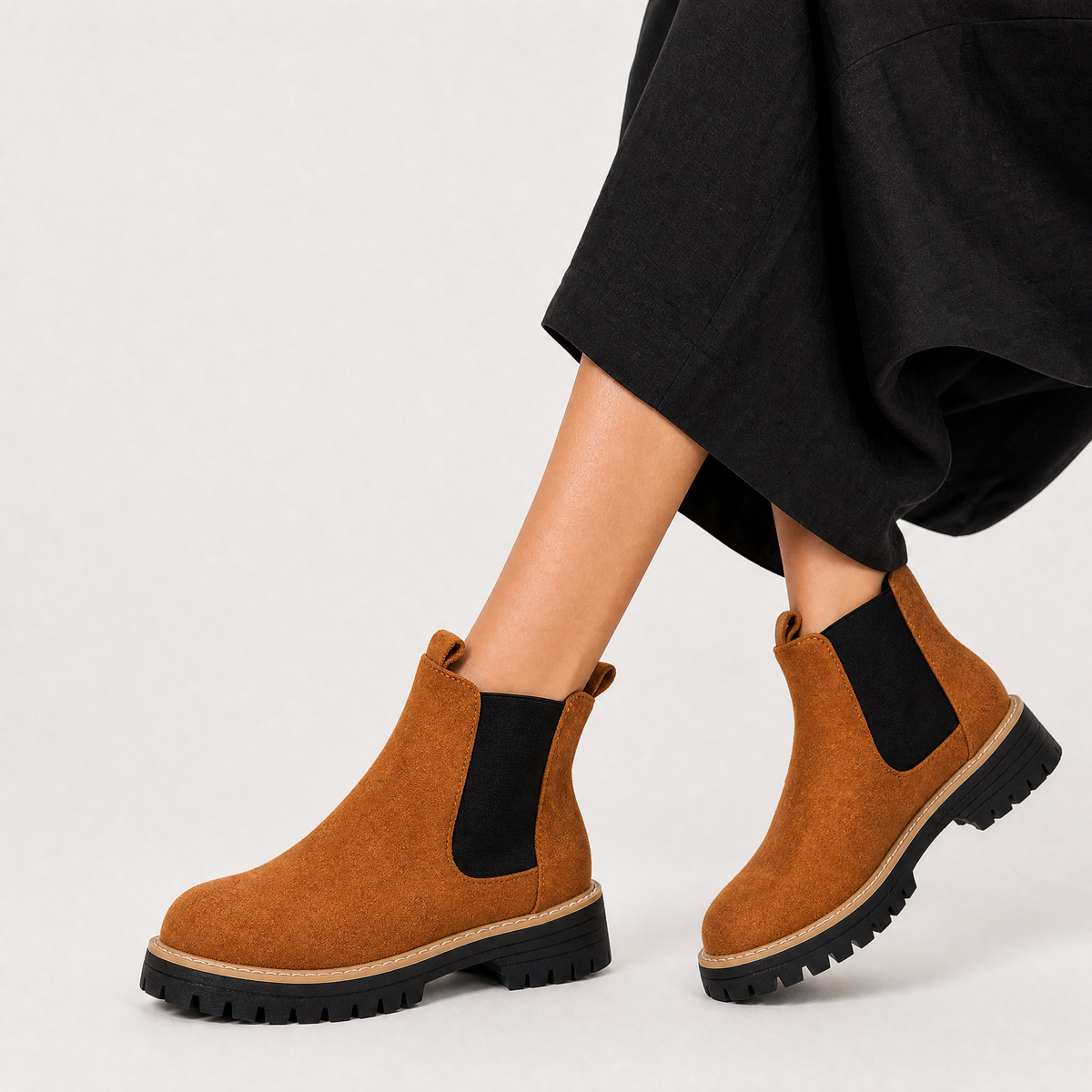 Bottines en daim à bout rond et talon bloc — Amielle Paris — vue 2