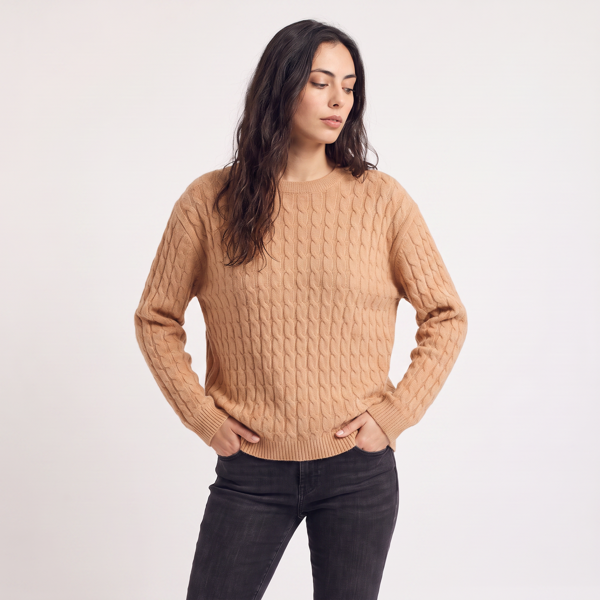 Pull ample en laine à torsades — Amielle Paris — vue 11