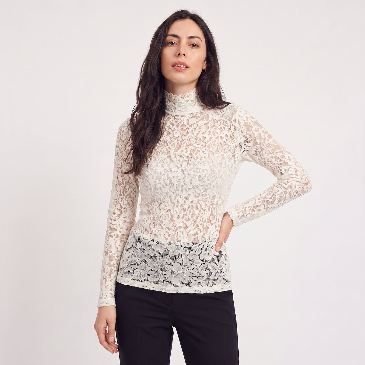 Blouse ajustée en dentelle à col montant — Amielle Paris — vue 10