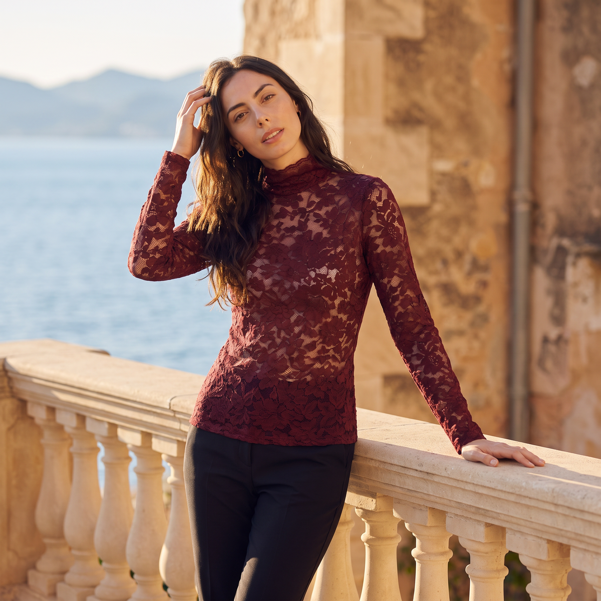 Blouse ajustée en dentelle à col montant — Amielle Paris — vue 2