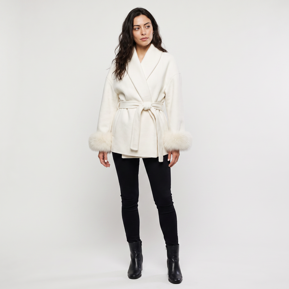 Manteau ceinturé à poignets en fausse fourrure — Amielle Paris — vue 4