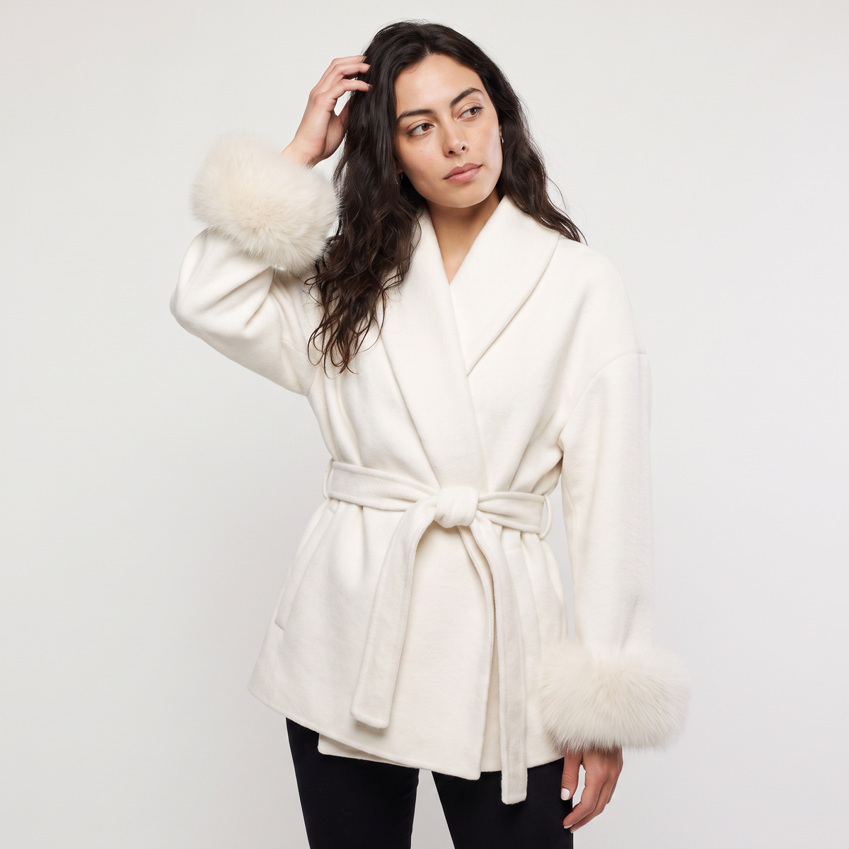 Manteau ceinturé à poignets en fausse fourrure — Amielle Paris — vue 1