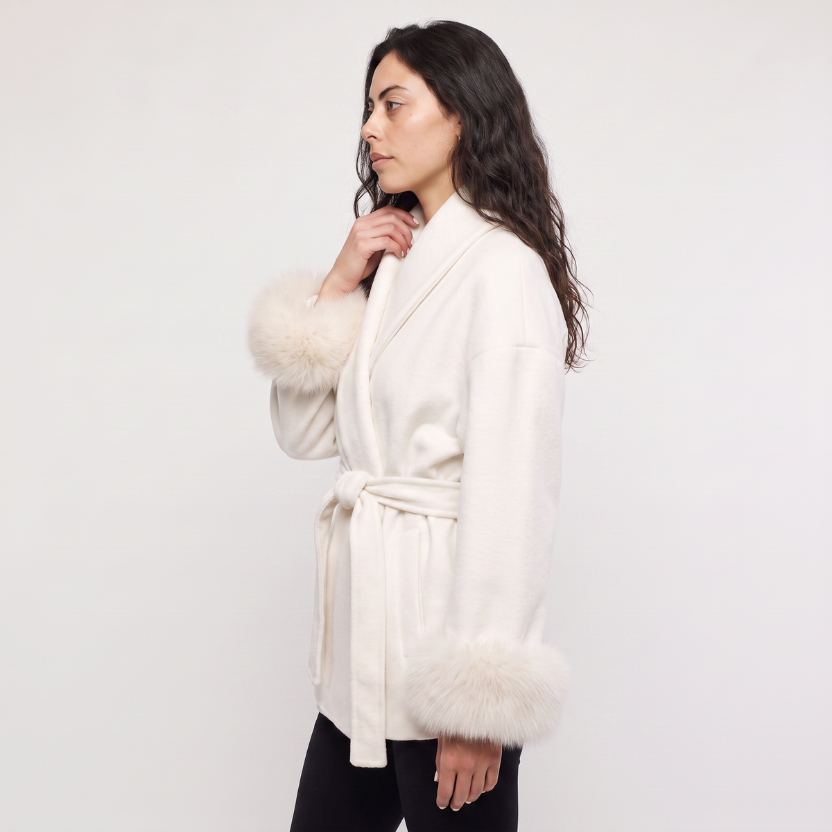 Manteau ceinturé à poignets en fausse fourrure — Amielle Paris — vue 5