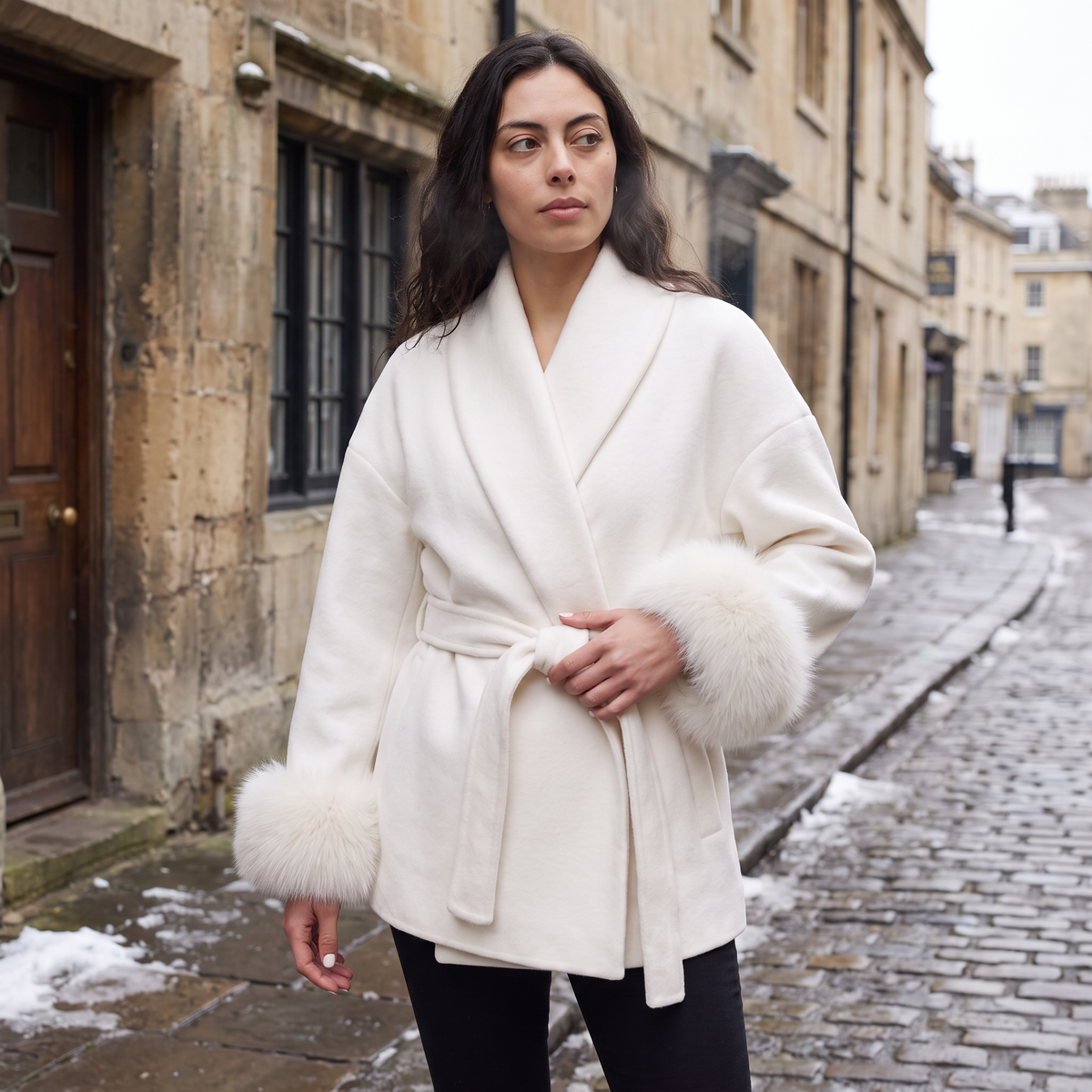 Manteau ceinturé à poignets en fausse fourrure — Amielle Paris — vue 3