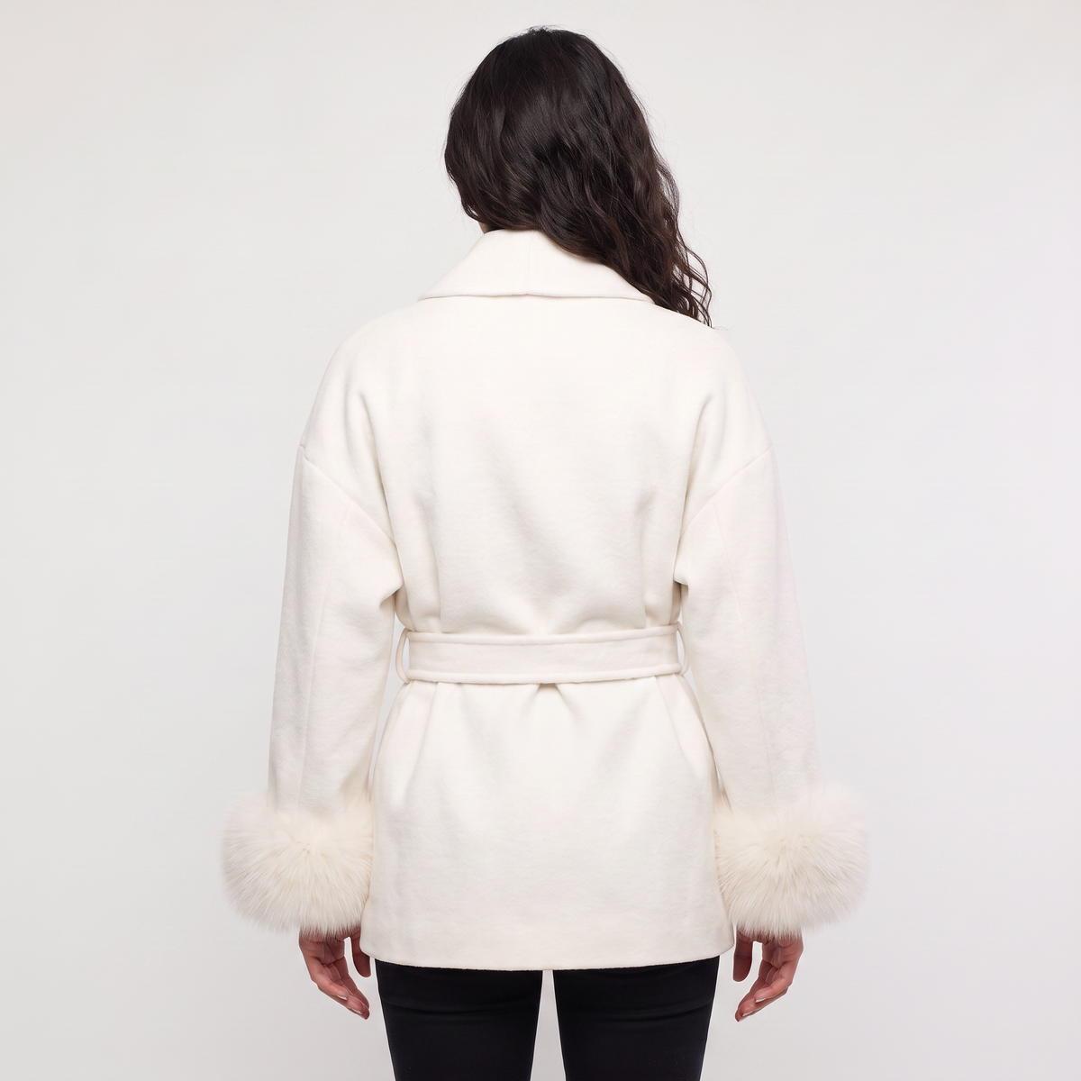 Manteau ceinturé à poignets en fausse fourrure — Amielle Paris — vue 6