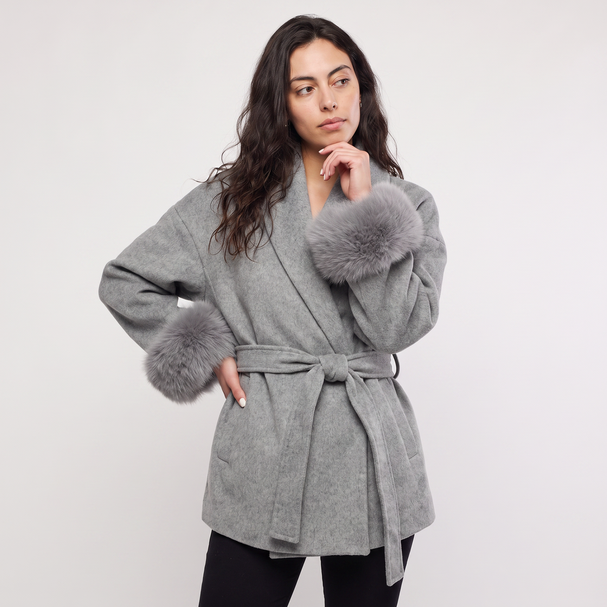 Manteau ceinturé à poignets en fausse fourrure — Amielle Paris — vue 8