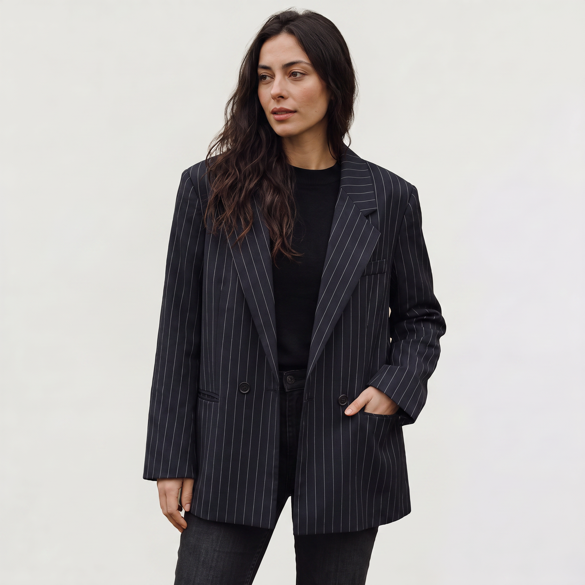 Blazer ample à fines rayures et grands revers — Amielle Paris — vue 3