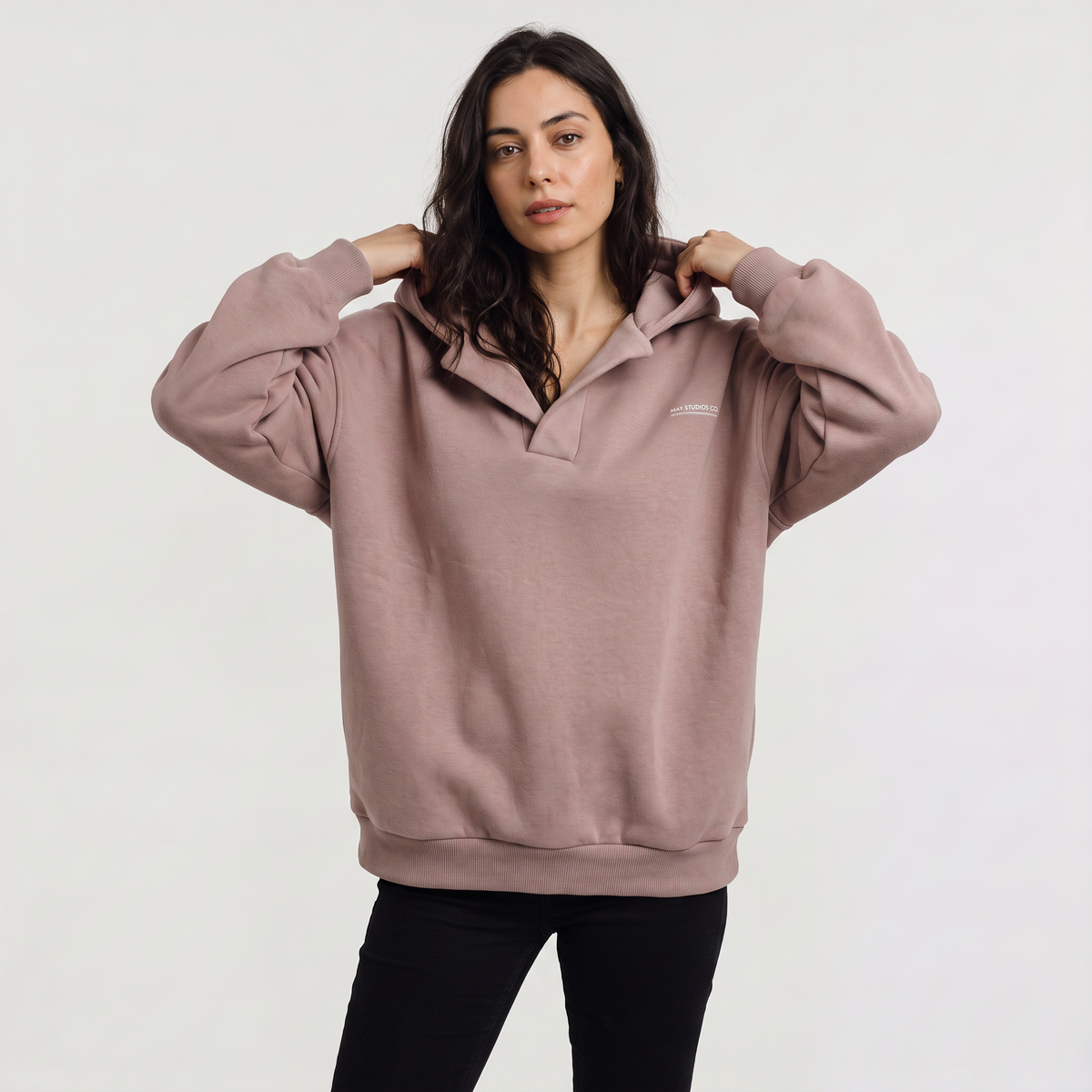 Sweat ample à capuche et encolure en V — Amielle Paris — vue 8