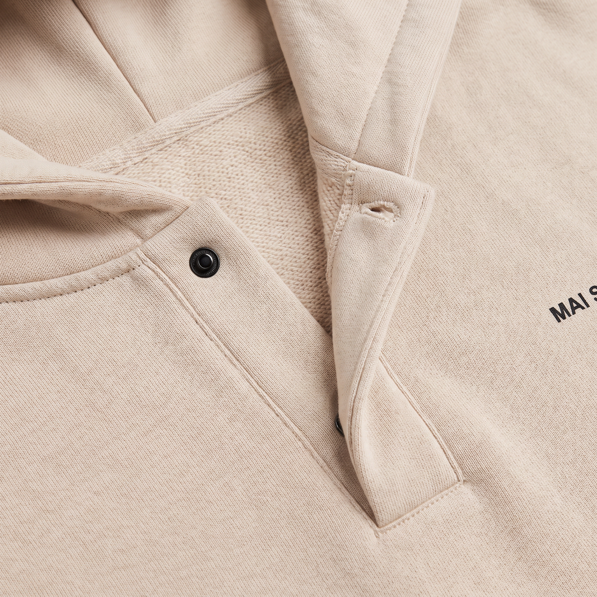Sweat ample à capuche et encolure en V — Amielle Paris — vue 6