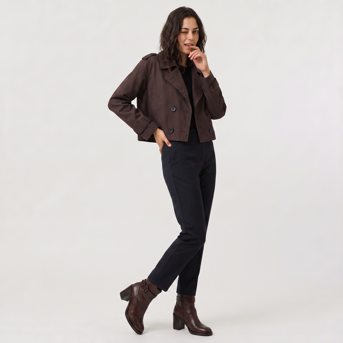 Trench court croisé à larges revers — Amielle Paris — vue 3