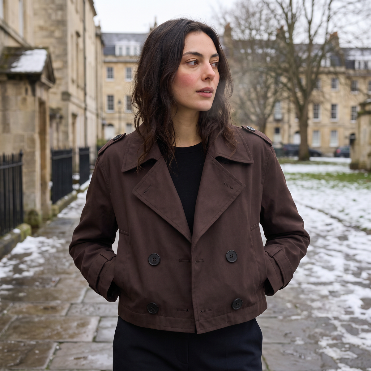 Trench court croisé à larges revers — Amielle Paris — vue 2