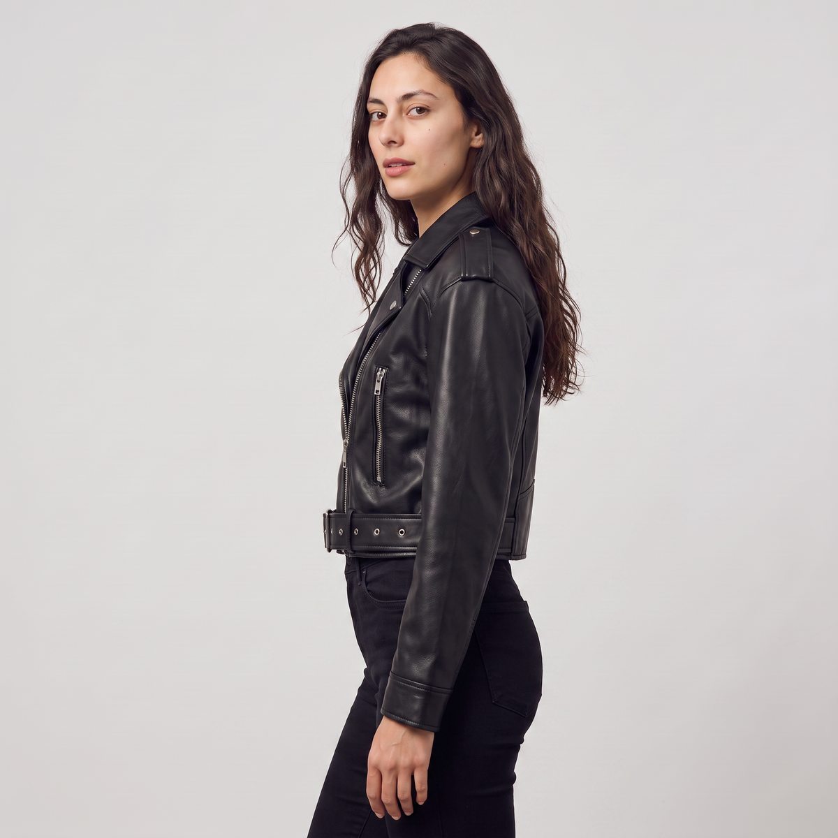Veste biker courte à zip asymétrique et ceinture — Amielle Paris — vue 3