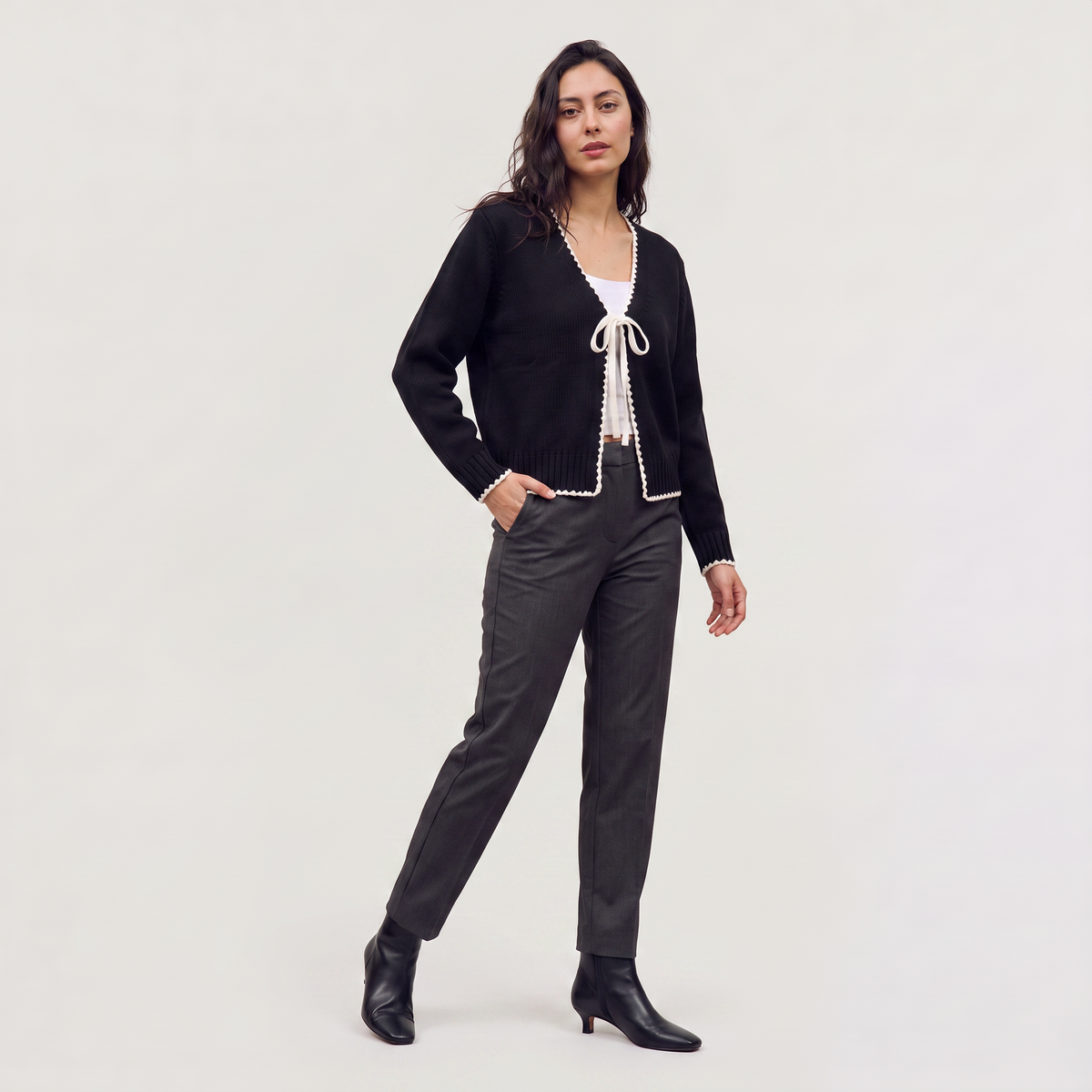 Cardigan court à liens et bordures festonnées — Amielle Paris — vue 3