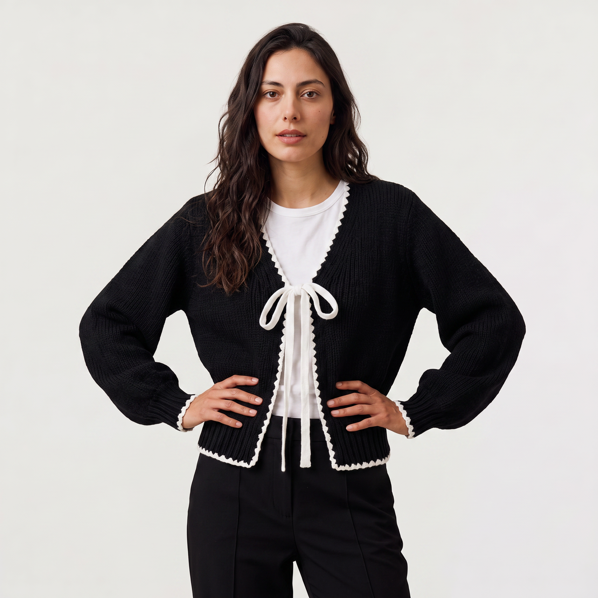 Cardigan court à liens et bordures festonnées — Amielle Paris — vue 1