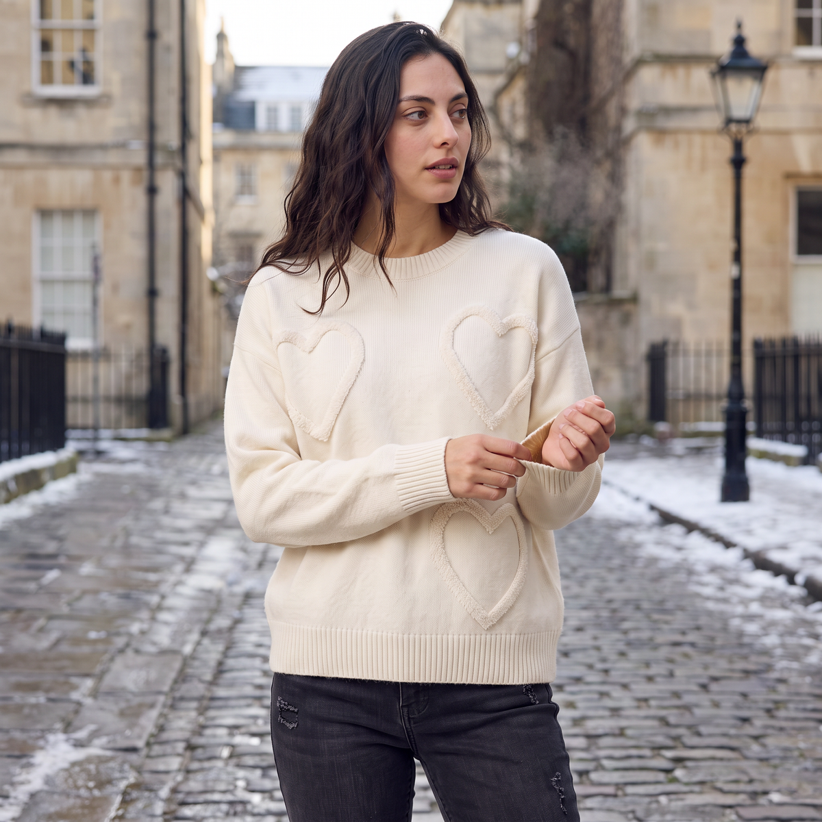 Pull crème à cœurs en relief — Amielle Paris — vue 2