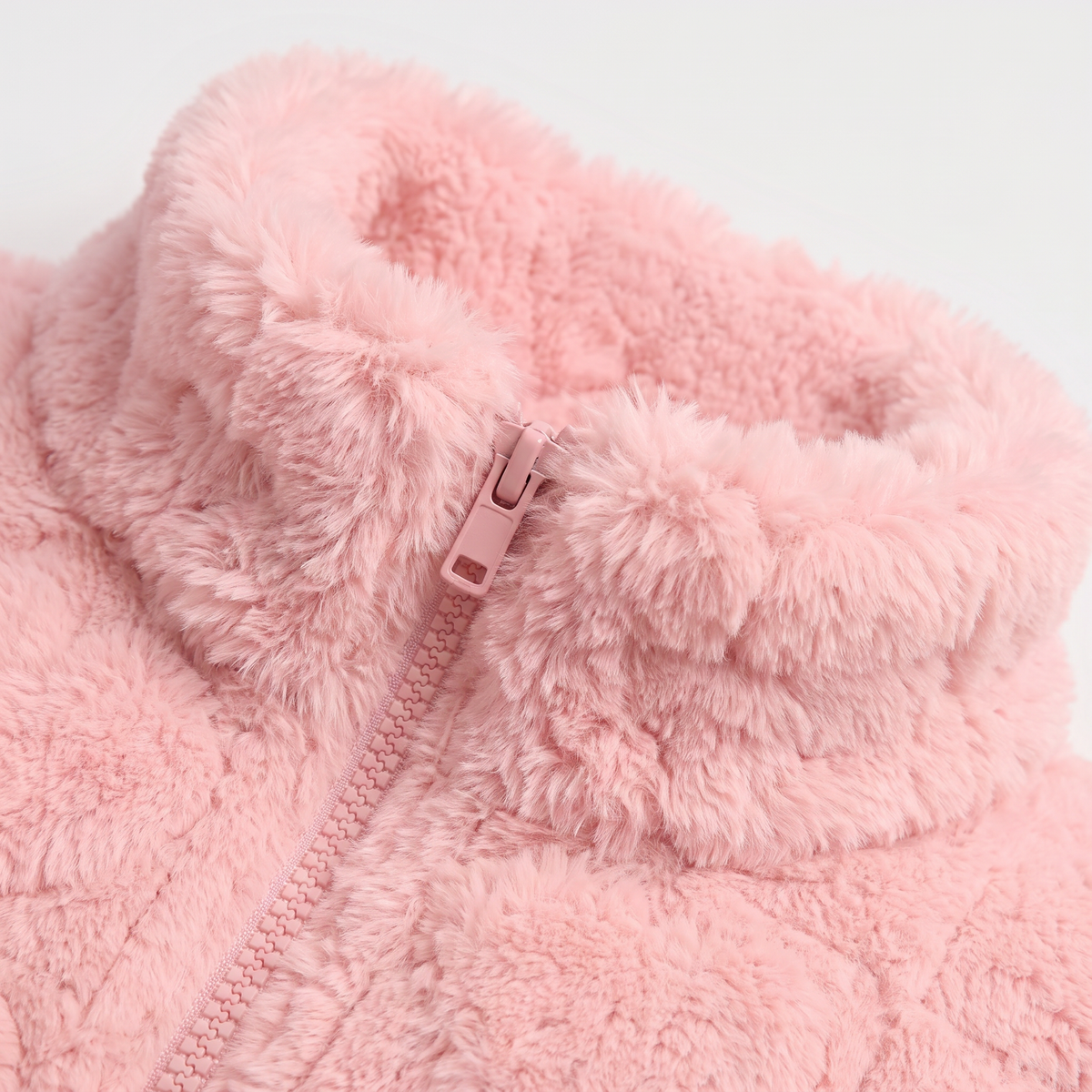 Veste peluche rose à cœurs en relief et col haut — Amielle Paris — vue 6