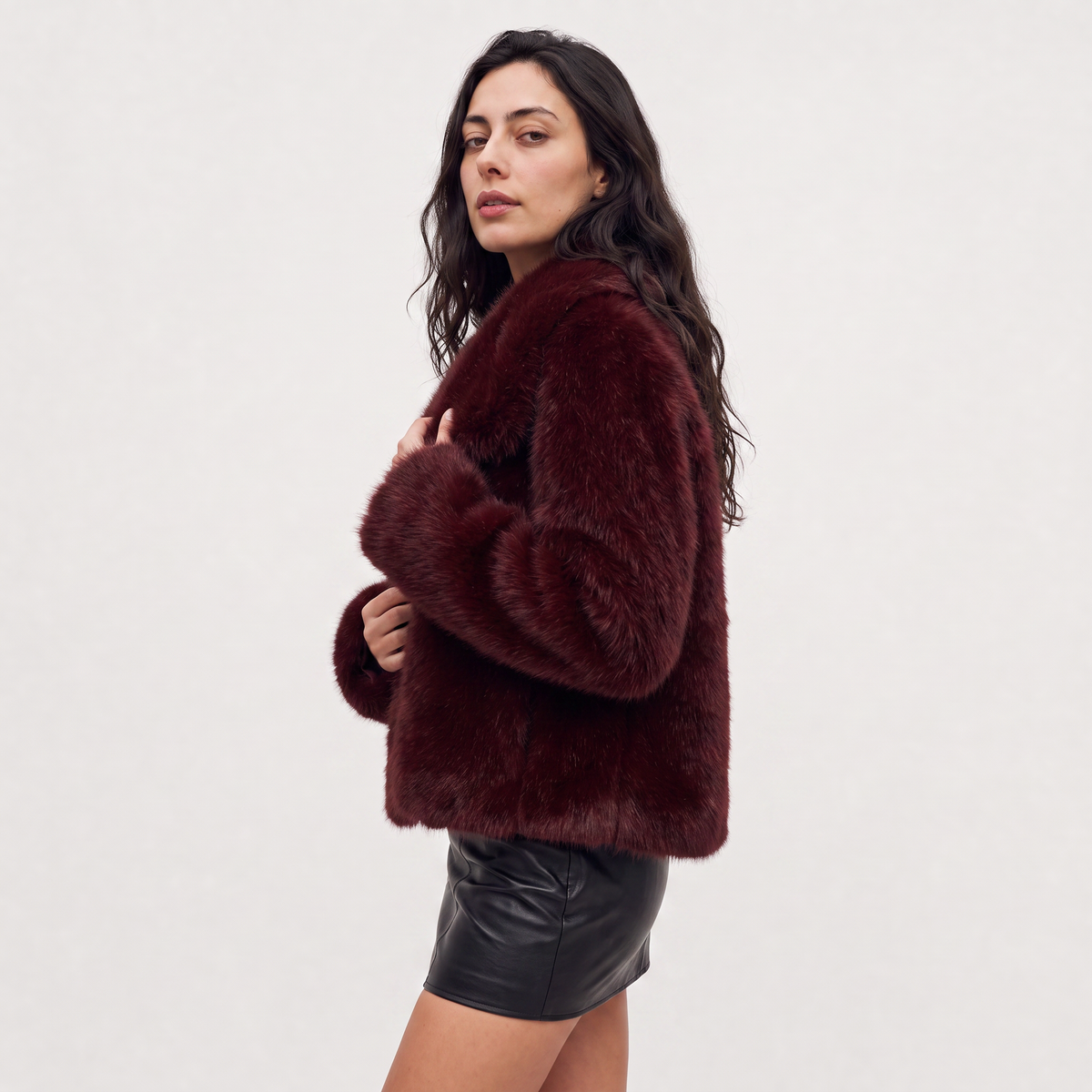 Manteau court en fausse fourrure à grand col — Amielle Paris — vue 4