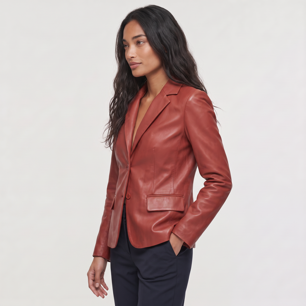 Blazer en cuir cintré à revers et bouton unique — Amielle Paris — vue 4