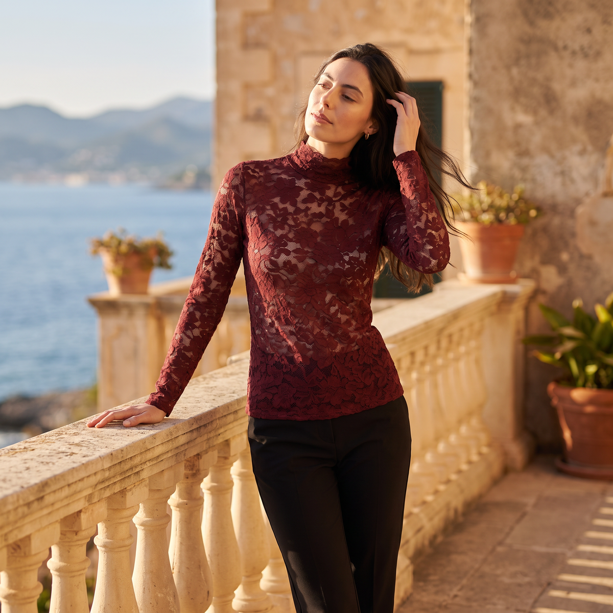Blouse ajustée en dentelle à col montant — Amielle Paris — vue 3