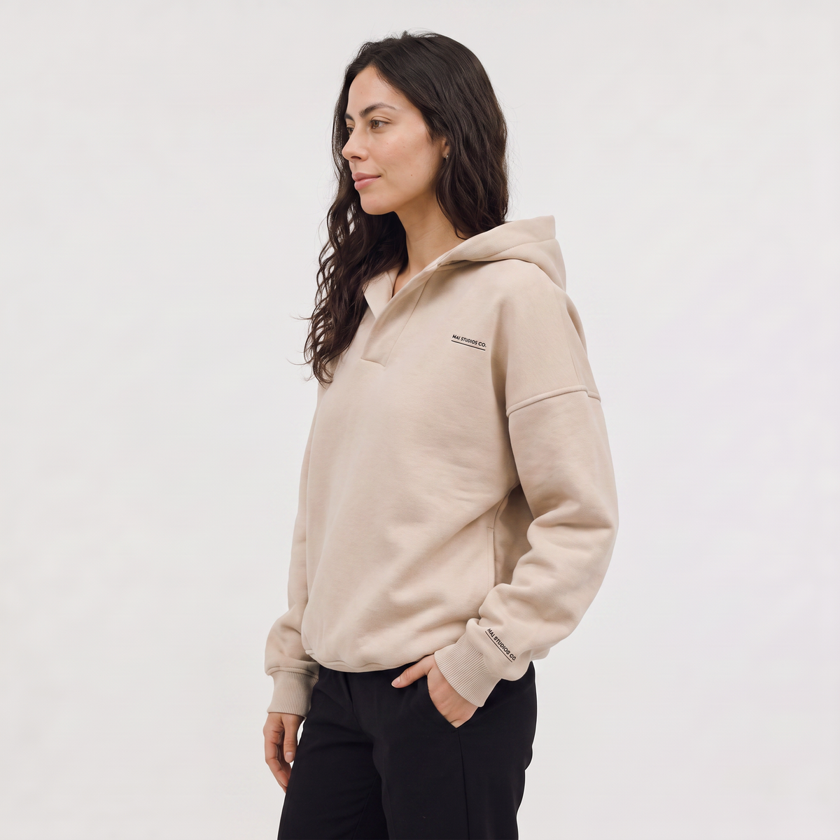 Sweat ample à capuche et encolure en V — Amielle Paris — vue 3