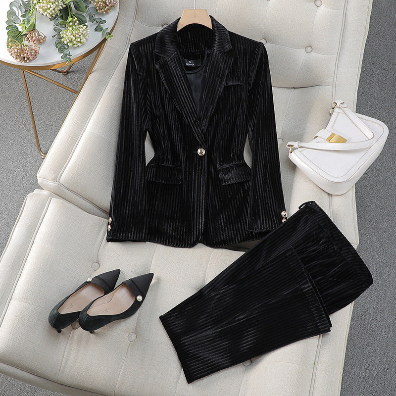 Tailleur pantalon en velours à veste boutonnée — Amielle Paris