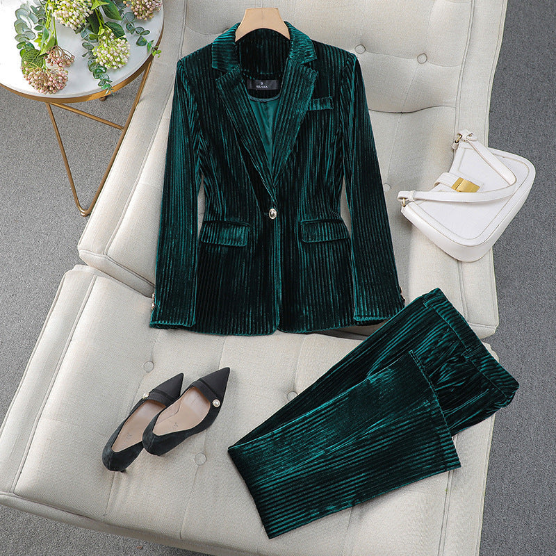 Tailleur pantalon en velours à veste boutonnée — Amielle Paris