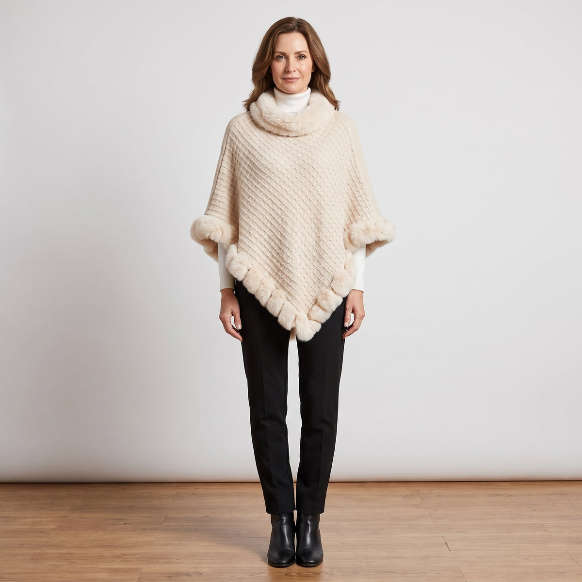 Poncho en maille à bordures duveteuses — vue 2