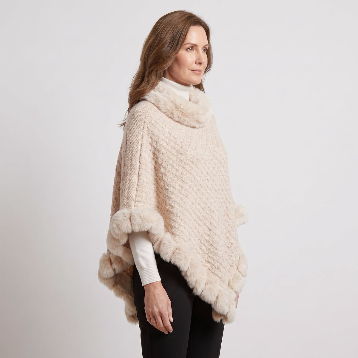 Poncho en maille à bordures duveteuses — vue 3
