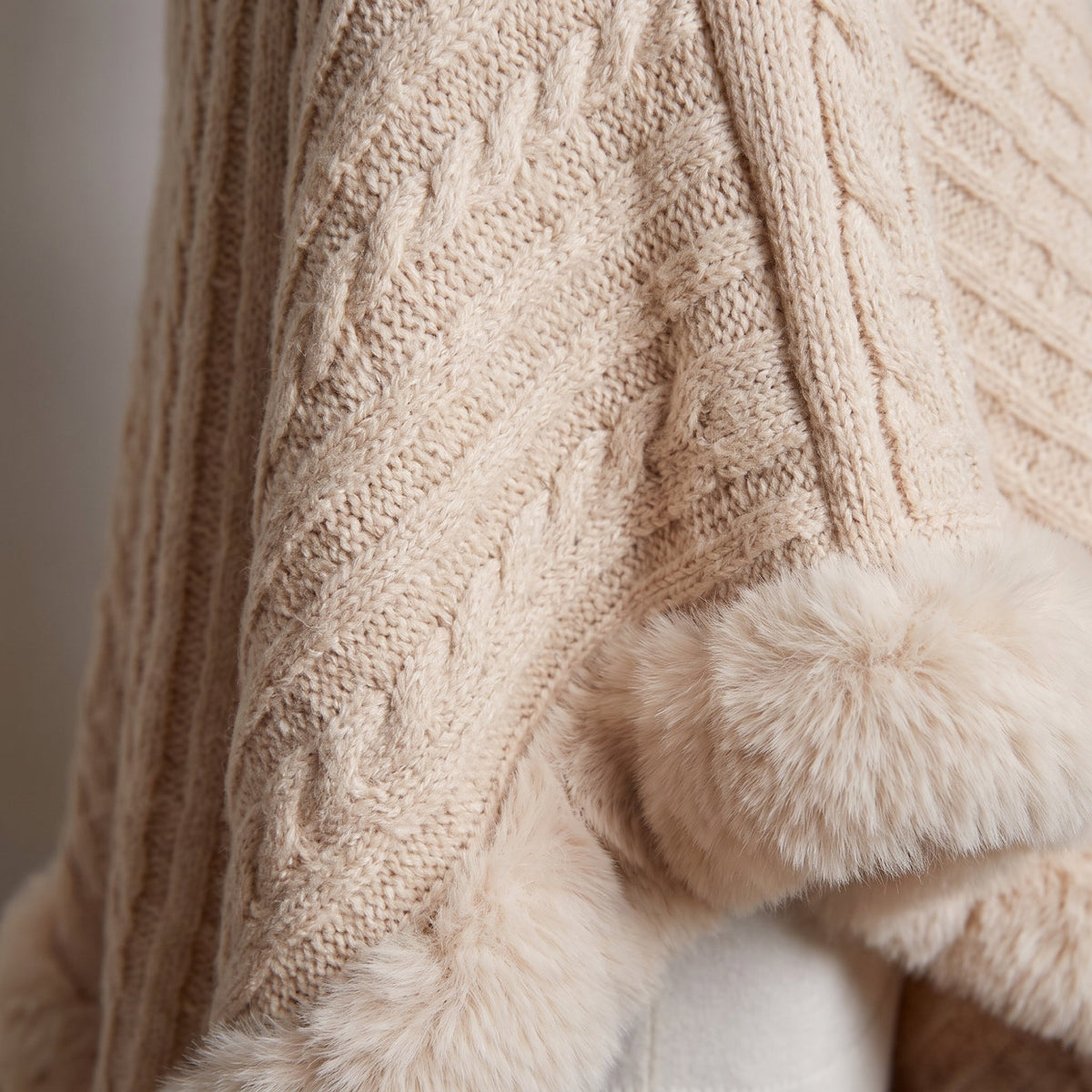 Poncho en maille à bordures duveteuses — vue 4