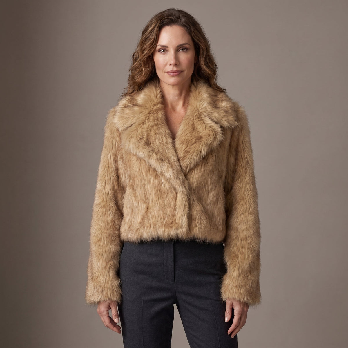 Veste courte en fausse fourrure à grand col — vue principale