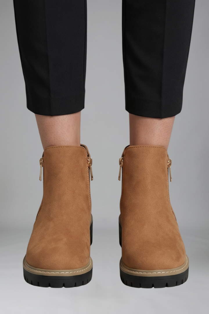 Bottines aspect daim à zip et semelle crantée — Amielle Paris