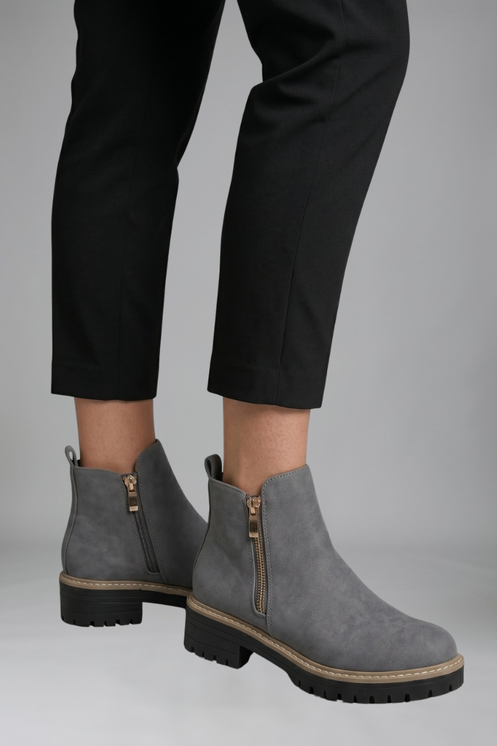 Bottines aspect daim à zip et semelle crantée — Amielle Paris