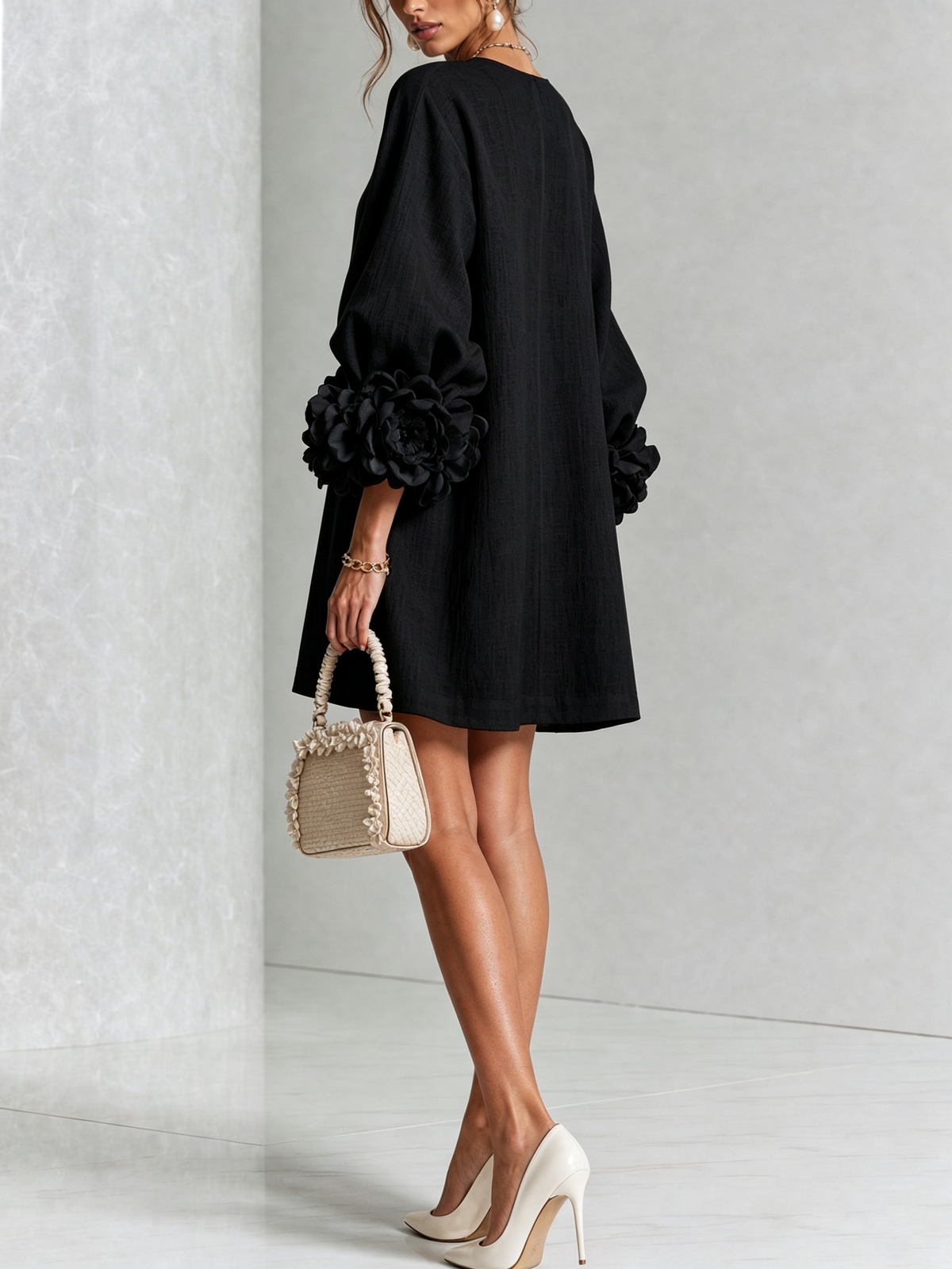 Amber — Robe noire à poignets fleuris — vue 3
