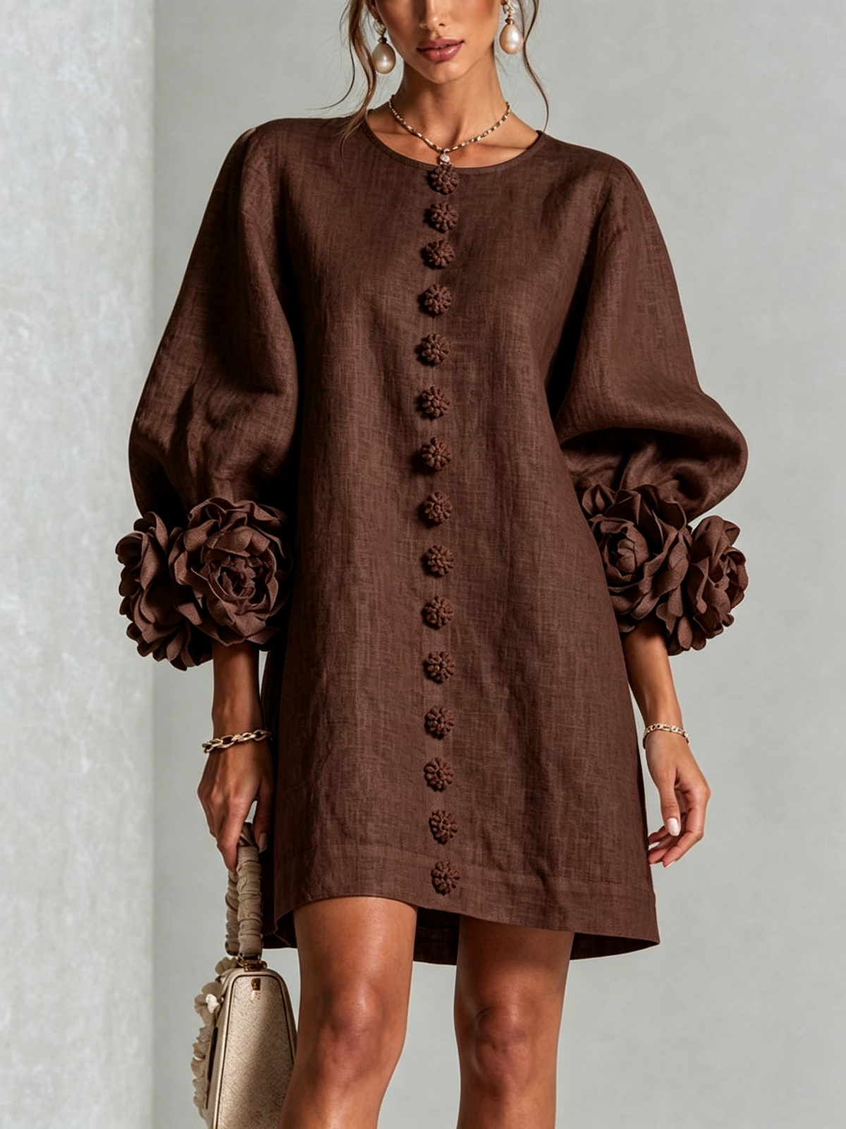 Victoria — Robe chocolat, poignets fleuris — vue principale