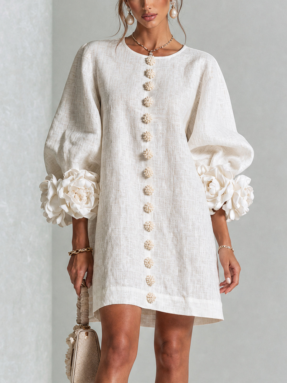 Kailey — Robe courte blanche, poignets fleuris — vue principale