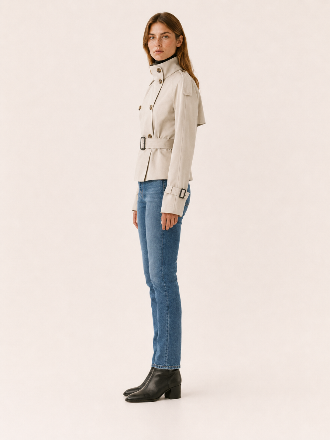 Trench court croisé à col haut et ceinture — Amielle Paris