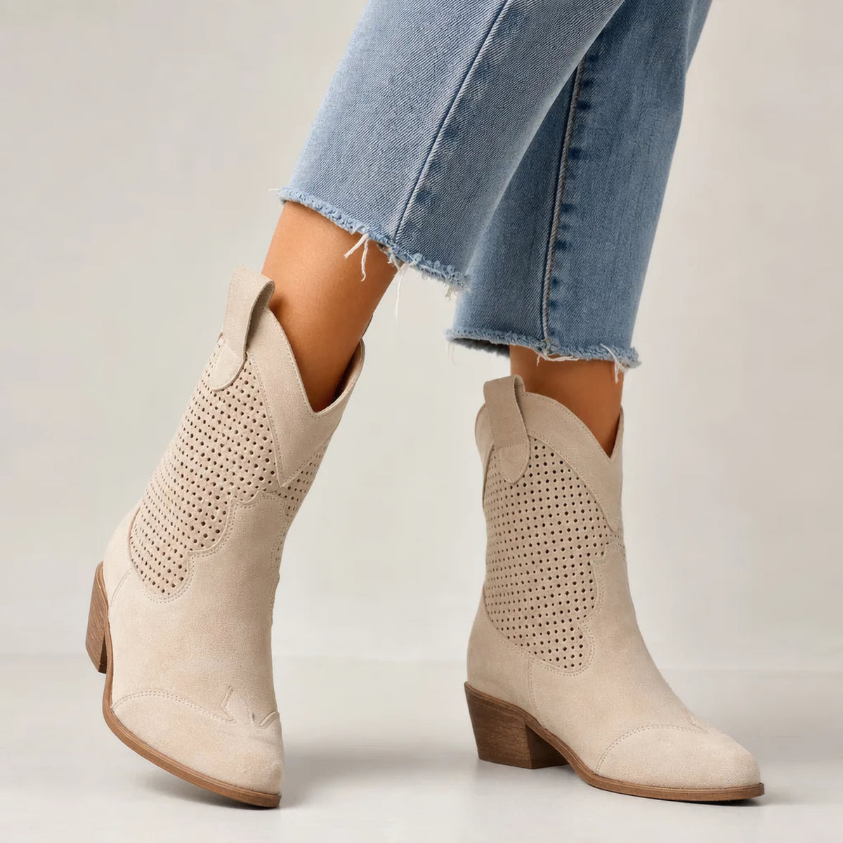 Bottines western perforées effet daim