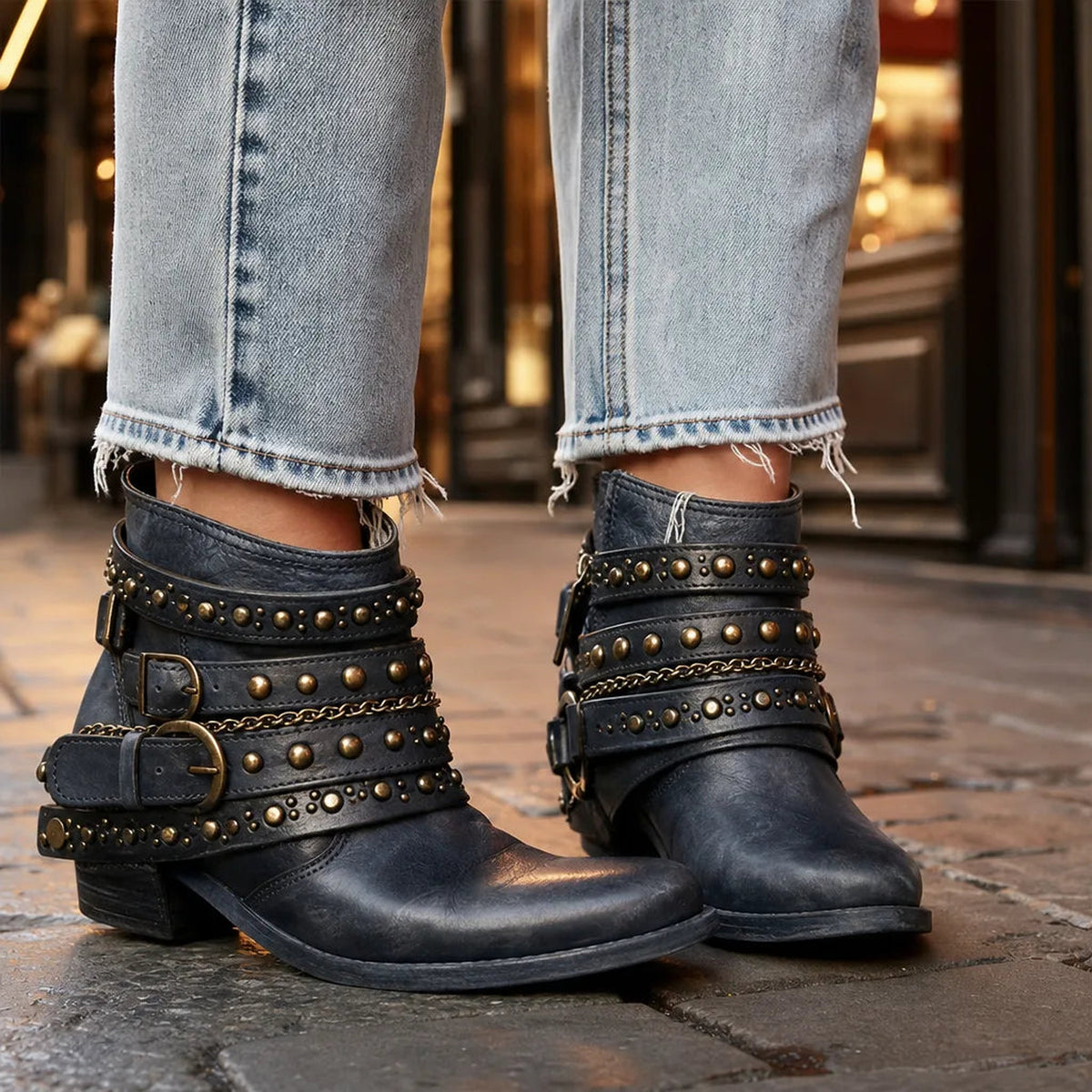 Bottines western cloutées à boucles