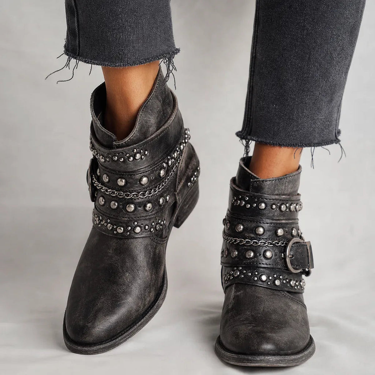 Bottines western cloutées à boucles